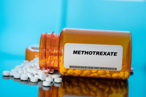 Jaký dopad má vysazení methotrexátu při zahájení léčby tofacitinibem u pacientů s revmatoidní artritidou?