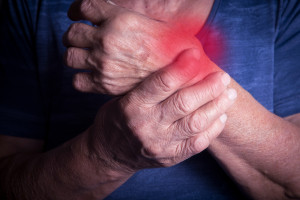 Srovnání účinnosti farmakologických intervencí u osteoartrózy ruky: systematický přehled a síťová metaanalýza randomizovaných studií